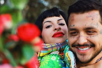 Cazzu comenzó una relación con Nodal cuatro meses después de que este rompió con Belinda