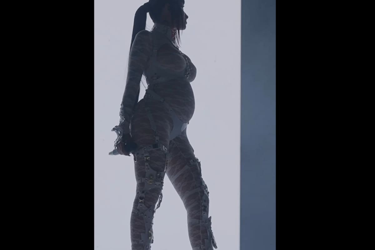 Cazzu confirmó su embarazo, fruto de su relación con Christian Nodal, en un recital en el Movistar Arena