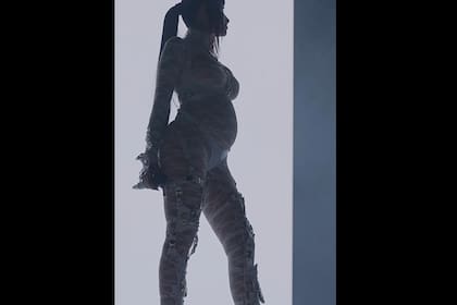 Cazzu confirmó su embarazo, fruto de su relación con Christian Nodal, en un recital en el Movistar Arena