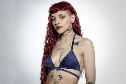 Cazzu en la producción de fotos con Rolling Stone