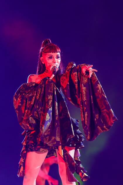 Cazzu fue la artista destacada de la noche. Vestida por Jazmín Chebar.