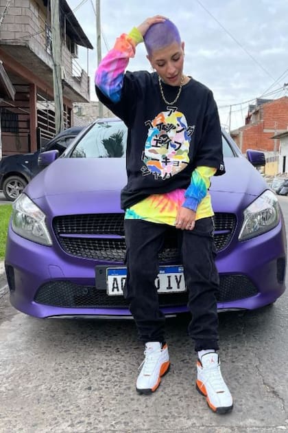 Cazzu se animó a un cambio de imagen total: dejó atrás la larga melena y se rapó