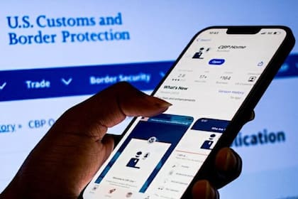 CBP Home es la herramienta que sirve para que los migrantes se autodeporten