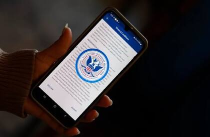 CBP Home ofrece distintos incentivos a migrantes para autodeportarse