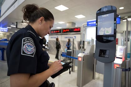CBP realiza inspecciones manuales y avanzadas, que incluyen el uso de software para extraer datos eliminados