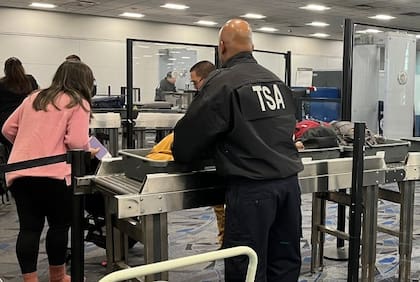 CBP revisará las imágenes de rayos X del equipaje antes de que los aviones aterricen, agilizando el proceso de entrada sin duplicar los controles de TSA