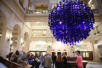Una muestra retrospectiva del artista plástico, cuya famosa "Esfera azul" se exhibe en el hall del excorreo, será uno de los atractivos de la próxima temporada