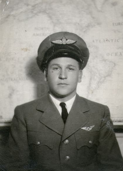 Cdte Whitington, piloto civil comercial en Aeroposta Argentina S.A a su regreso de la Segunda Guerra Mundial. Withington fue elegido por Aerolíneas Argentinas, para realizar el curso de comandante en la primera promoción de la empresa estatal. (Archivo Claudio Meunier).