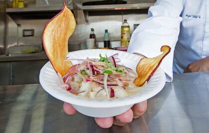Cebiche de pescado, La Mar. Precio: $150 Hecho con la pesca del día -en este caso, lisa-, leche de tigre al rocoto, chicharrón de calamar, lechuga y batata. Se come en cazuela, con tenedor.