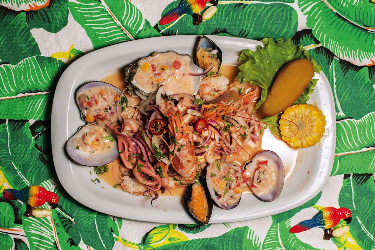 Cebiche especial mixto de Chan Chan: lenguado, langostinos, ostras, almejas, mejillones, calamares, batatas y choclo.