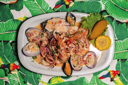 Cebiche especial mixto de Chan Chan: lenguado, langostinos, ostras, almejas, mejillones, calamares, batatas y choclo.