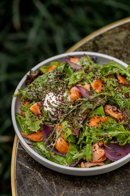 Cebollas y quinoa morada, hojas frescas, huevo poche y salmón para esta ensalada de Casa Cavia.