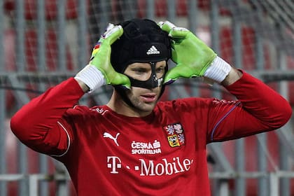 Cech, con casco y máscara, antes de un partido con su selección
