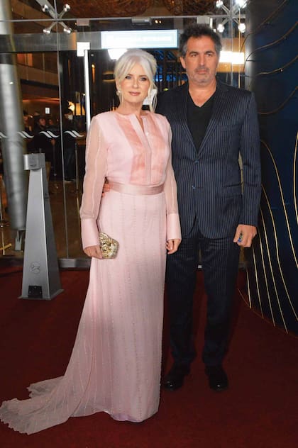 Cecila Dopazo –con vestido de Fabian Zitta– y Juan Taratuto, juntos desde hace veinte años. La actriz se mostró muy contenta con el color que adquirió en su pelo luego de la pandemia: “Estoy feliz con mi cambio de look. El plateado definitivamente llegó para quedarse”, sostuvo.