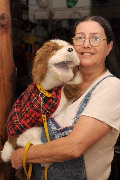 Cecile Charré, con su perrito Alfonso, en la actualidad