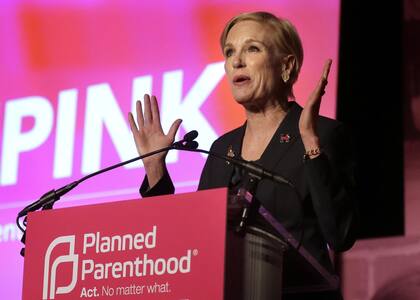 Cecile Richards, una líder nacional en defensa del acceso al aborto y de los derechos de las mujeres que dirigió Planned Parenthood durante 12 tumultuosos años, falleció. Tenía 67 años.