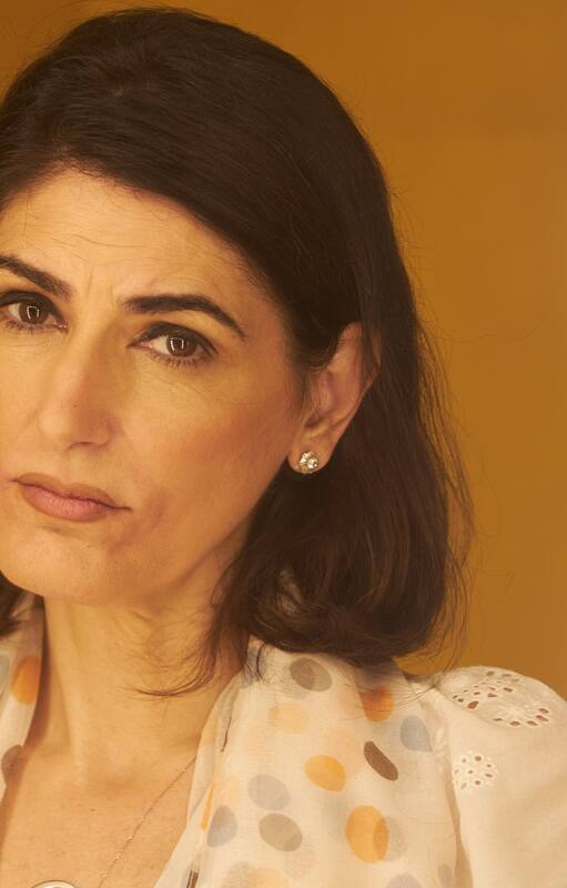Cecilia Milone mientras su vida privada es un torbellino, en lo profesional brilla