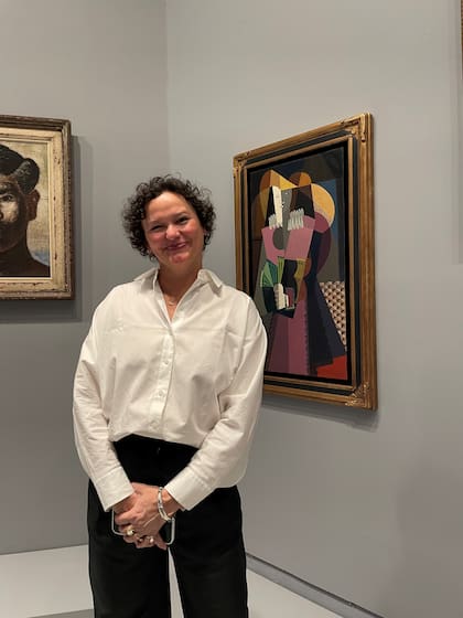 Cecilia Alemani, excuradora de la bienal, con la obra de Emilio Pettoruti "El abanico verde", cedida por Costantini