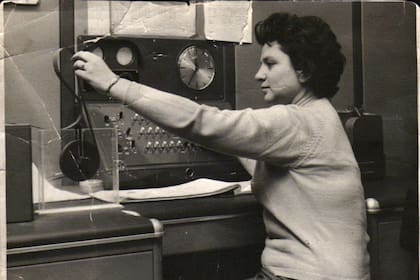 Cecilia Berdichevsky en 1961, usando la supercomputadora Clementina de la Universidad de Buenos Aires