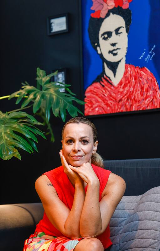 Cecilia "Caramelito" Carrizo, en su hogar porteño, recibió a LA NACION para hablar de Solo te lo quería decir, el unipersonal de teatro que escribió en homenaje a su hermano, el recordado músico Martín Carrizo