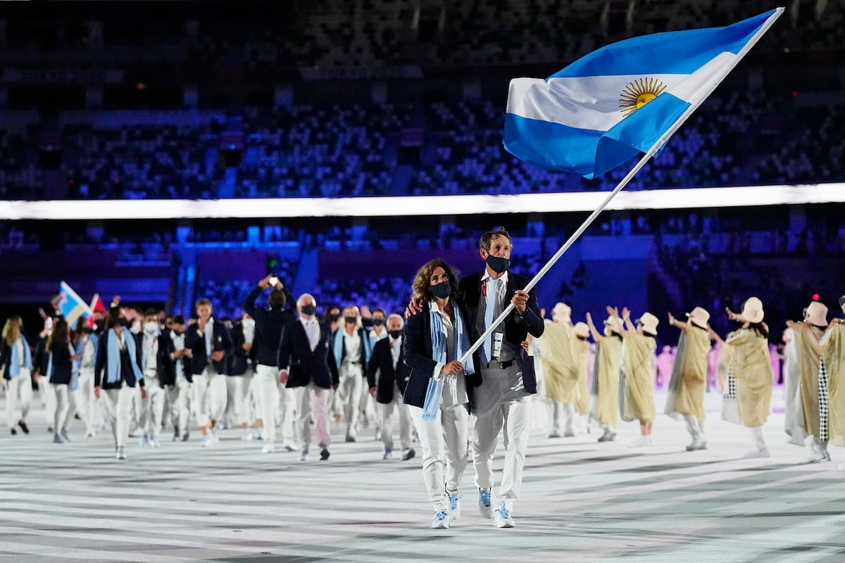 Cecilia Carranza Saroli y Santiago Raul Lange, de Argentina, portan la bandera de su país durante la ceremonia inaugural en el Estadio Olímpico de los Juegos Olímpicos de Verano de 2020, el viernes 23 de julio de 2021 en Tokio, Japón.