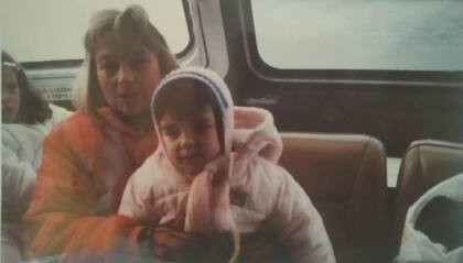 Cecilia, de pequeña, junto a su abuela Yeya.
