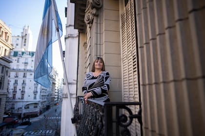 Cecilia De Vincenti, hija de Azucena Villaflor, fundadora de las Madres de Plazas de Mayo --asesinada durante la dictadura militar-- posa en Buenos Aires, el jueves 15 de junio de 2023. (AP Foto/Victor R. Caivano)