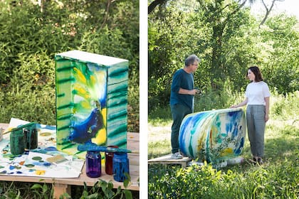 Cecilia, en pleno trabajo creativo junto al pintor Martín Reyna. Como gesto de arte, todas las piezas incluyen una chapa de cobre con el logo de la marca grabado, el número de serie y, en el caso de las bañeras intervenidas, el nombre de la pieza junto a la firma del artista o escritor que la intervino.