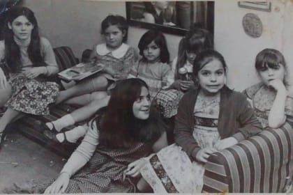 Cecilia Ferreiroa, con su hermana y algunas de sus primas, durante una visita en 1979