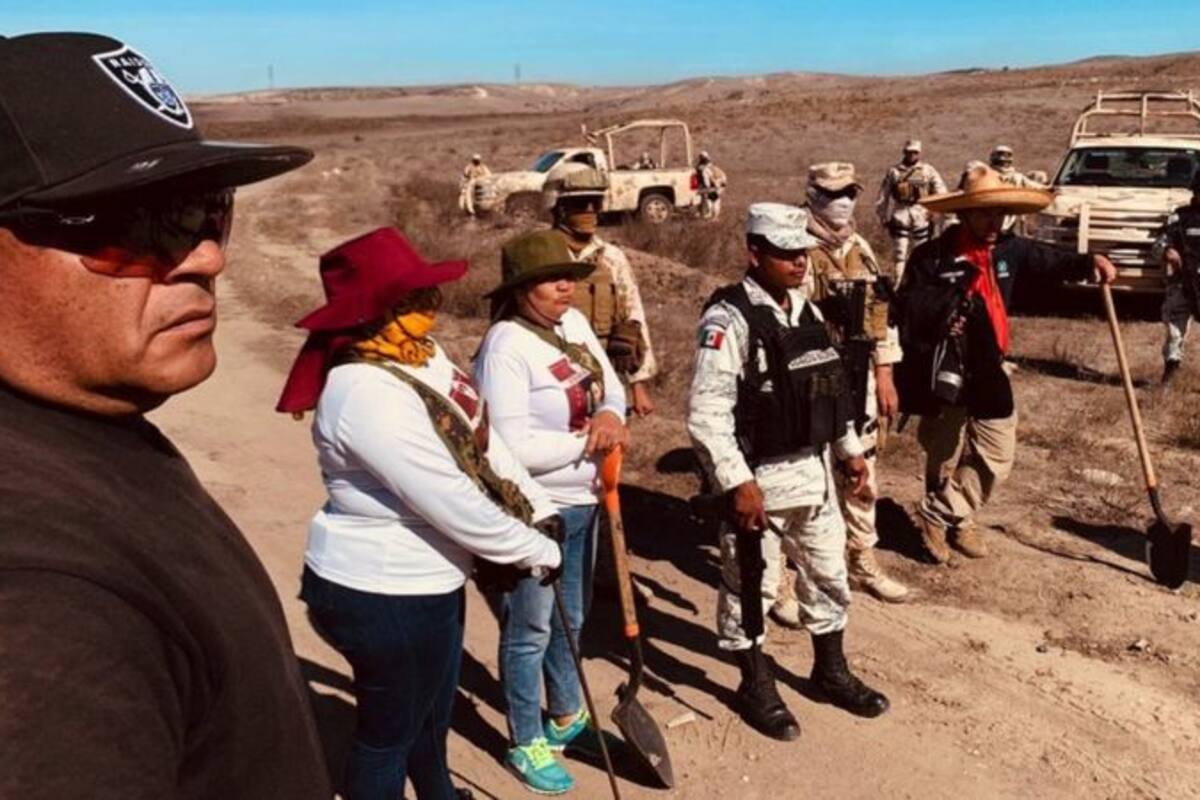 Cecilia Flores y el resto de integrantes de Madres Buscadoras se recorren el desierto Sonora en conjunto con la Guardia Nacional para destapar una fosa clandestina repleta de personas desaparecidas