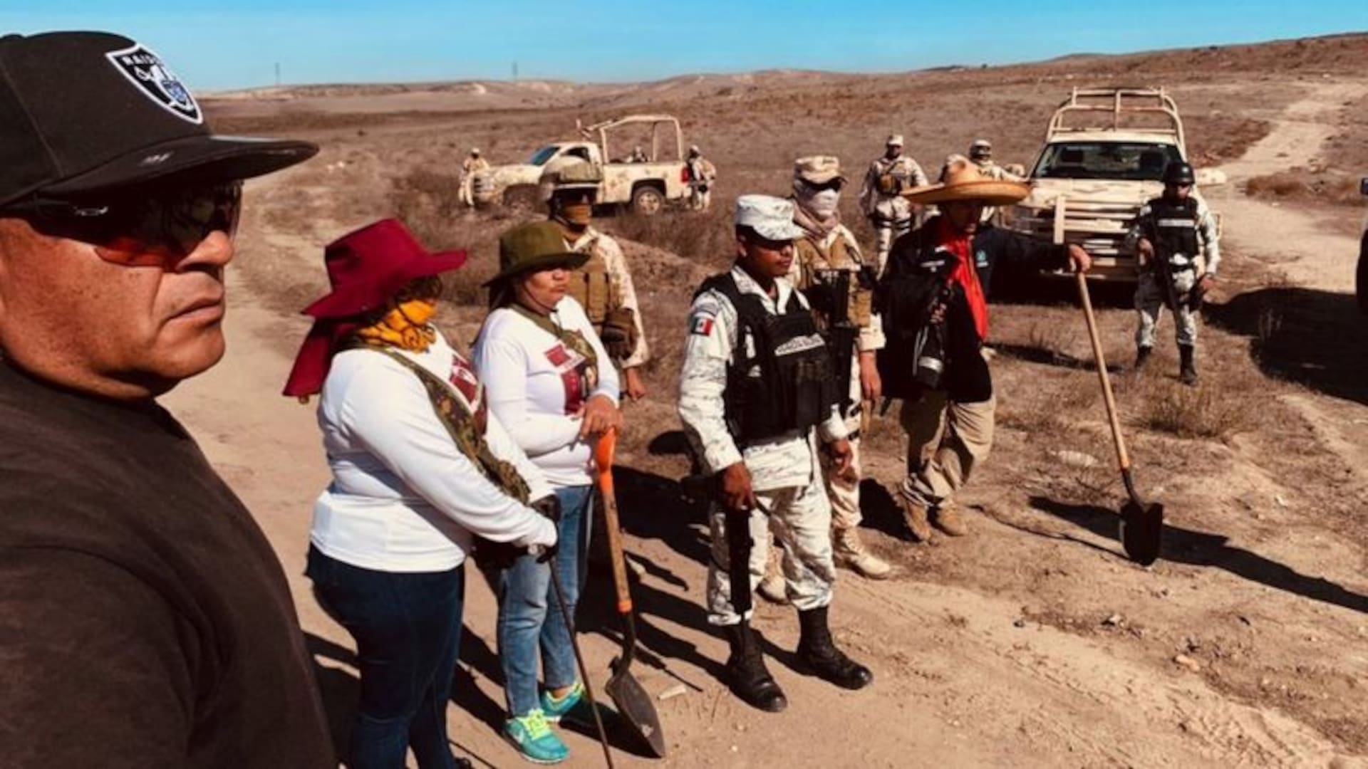 Cecilia Flores y el resto de integrantes de Madres Buscadoras se recorren el desierto Sonora en conjunto con la Guardia Nacional para destapar una fosa clandestina repleta de personas desaparecidas