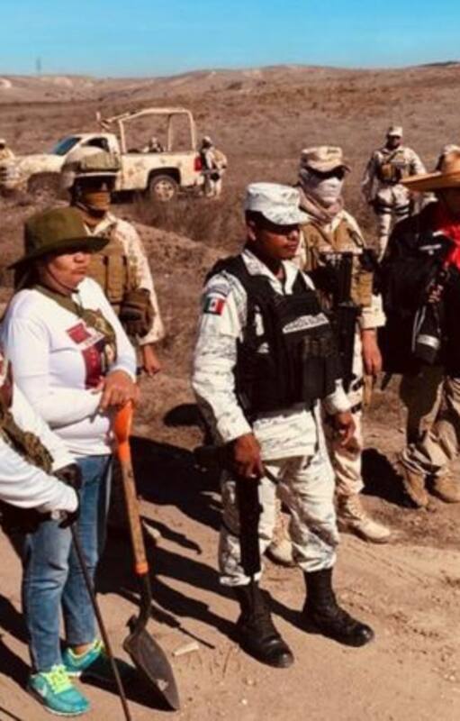 Cecilia Flores y el resto de integrantes de Madres Buscadoras se recorren el desierto Sonora en conjunto con la Guardia Nacional para destapar una fosa clandestina repleta de personas desaparecidas