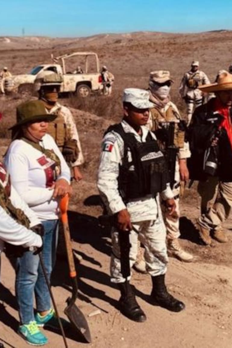 Cecilia Flores y el resto de integrantes de Madres Buscadoras se recorren el desierto Sonora en conjunto con la Guardia Nacional para destapar una fosa clandestina repleta de personas desaparecidas
