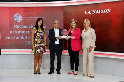 Cecilia Giordano (Mercer) recibe el premio de Néstor García, presidente y CEO de KPMG Argentina. Acompañan Tamara Vinitzky (KPMG Argentina) y Gabriela Terminielli (ByMA), ambas de WCD.