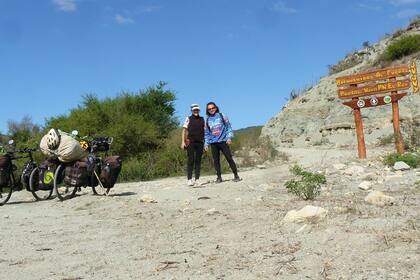 Cecilia Graña y Alejandro Aubain hace diez años que recorren el país en bicicleta y dan charlas sobre medio ambiente