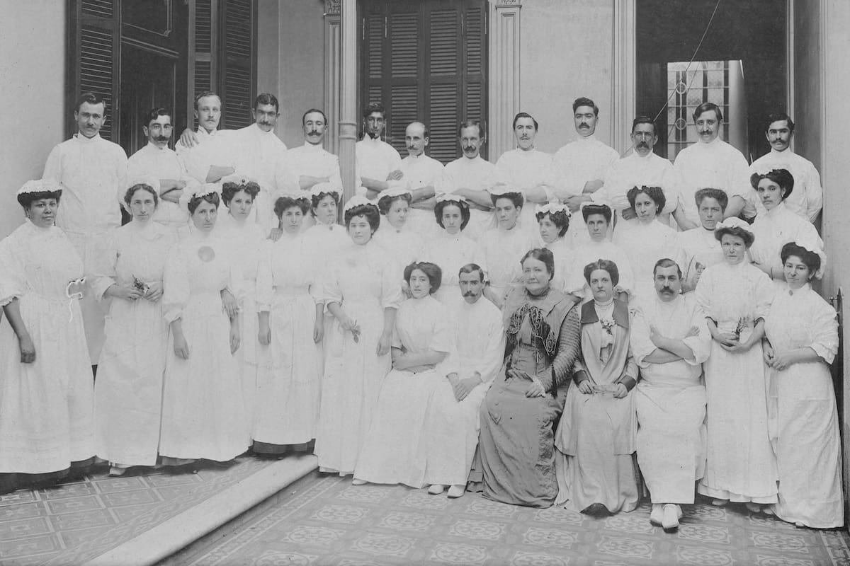 Cecilia Grierson, primera médica graduada del país, entre sus alumnos
