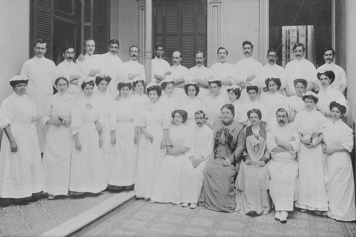 Cecilia Grierson, primera médica graduada del país, entre sus alumnos