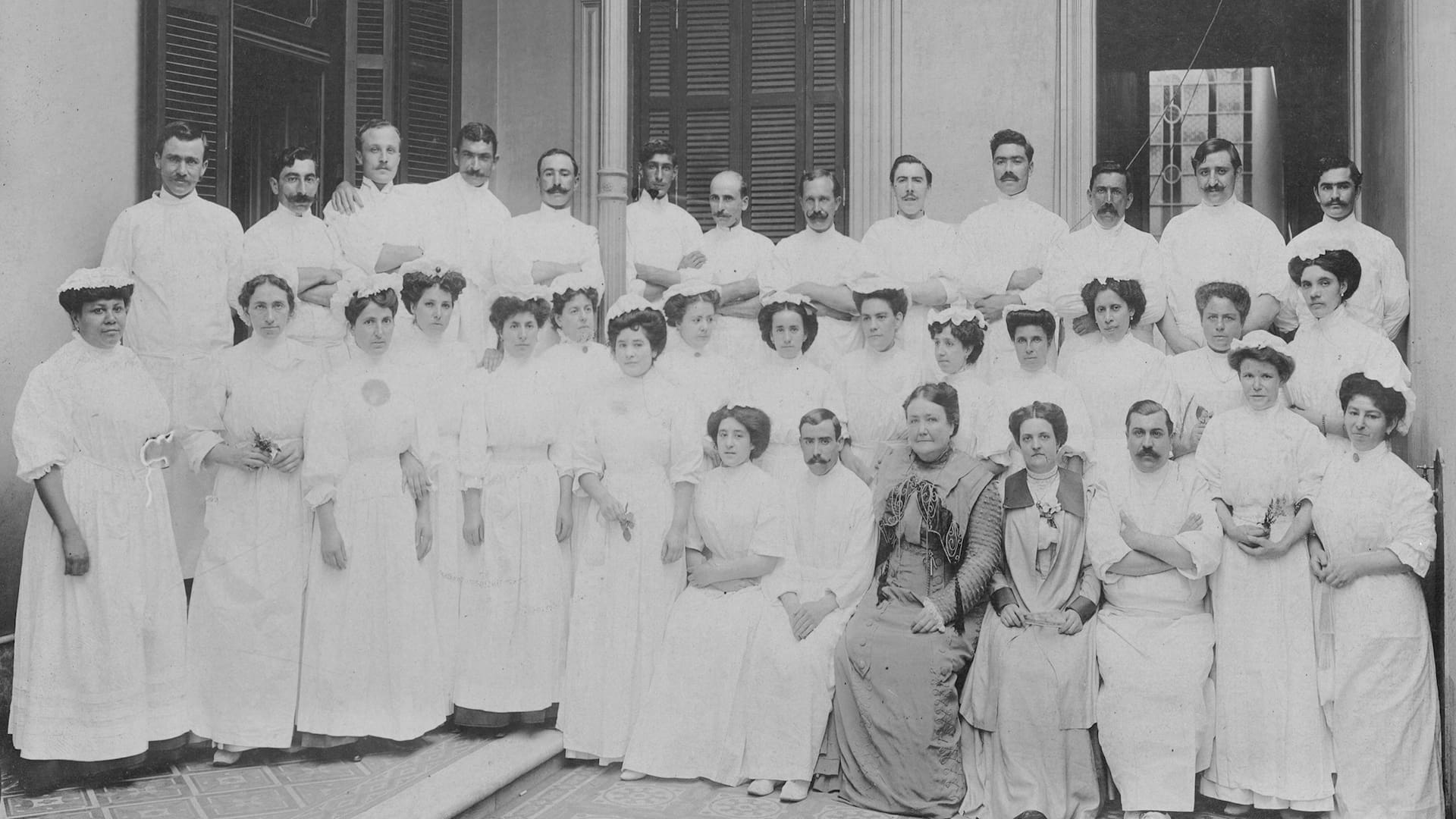 Cecilia Grierson, primera médica graduada del país, entre sus alumnos