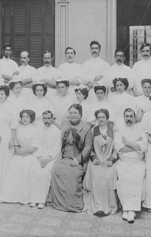 Cecilia Grierson, primera médica graduada del país, entre sus alumnos