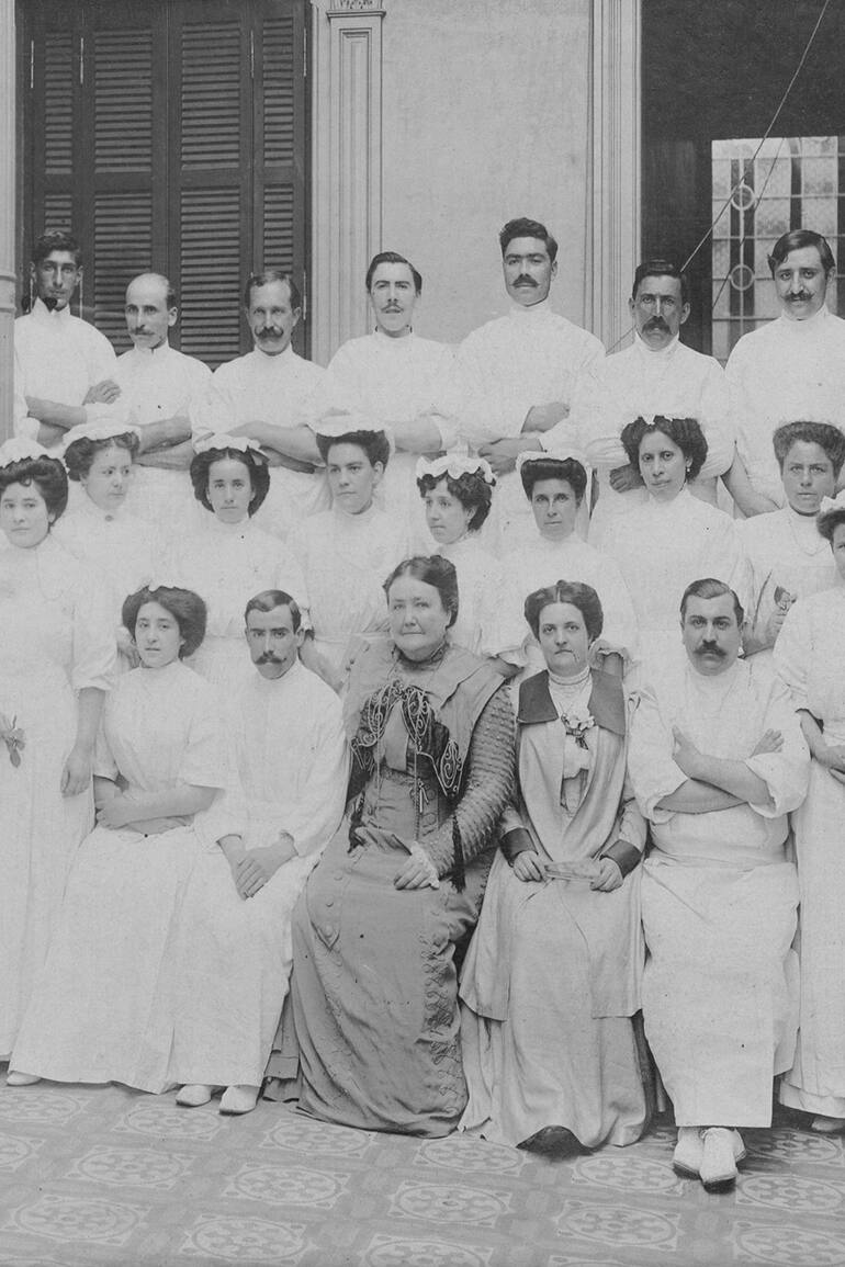 Cecilia Grierson, primera médica graduada del país, entre sus alumnos