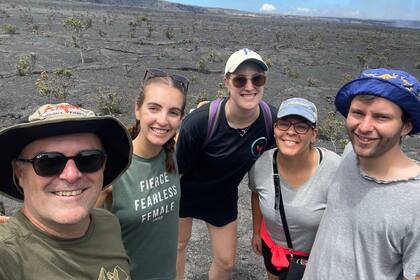 "Estoy estudiando unas rocas que se encuentran en el centro de Australia, en varios lugares muy distantes. Estamos tratando de establecer una posible conexión entre ellas. Esas dos regiones tienen petróleo, y además esa roca contiene los primeros rastros de vida en la historia de la tierra. Estudiándola podemos saber cómo era la química del océano en ese momento tan particular de la historia de la tierra en que la vida se diversificó", dice Cecilia.