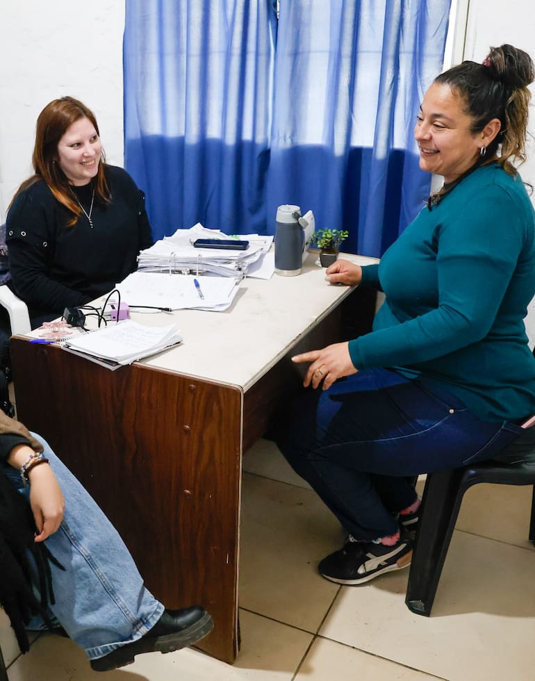 Cecilia Leiva (a la derecha), conversa con otras dos profesionales de Casa Pueblo
