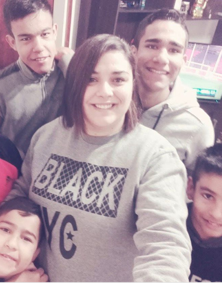 Cecilia, Maricela y los cuatro niños en una de las priemas fotos que se tomaron después de la adopción