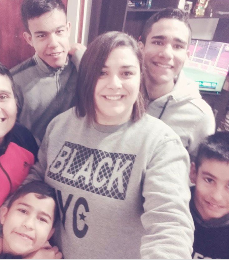 Cecilia, Maricela y los cuatro niños en una de las priemas fotos que se tomaron después de la adopción
