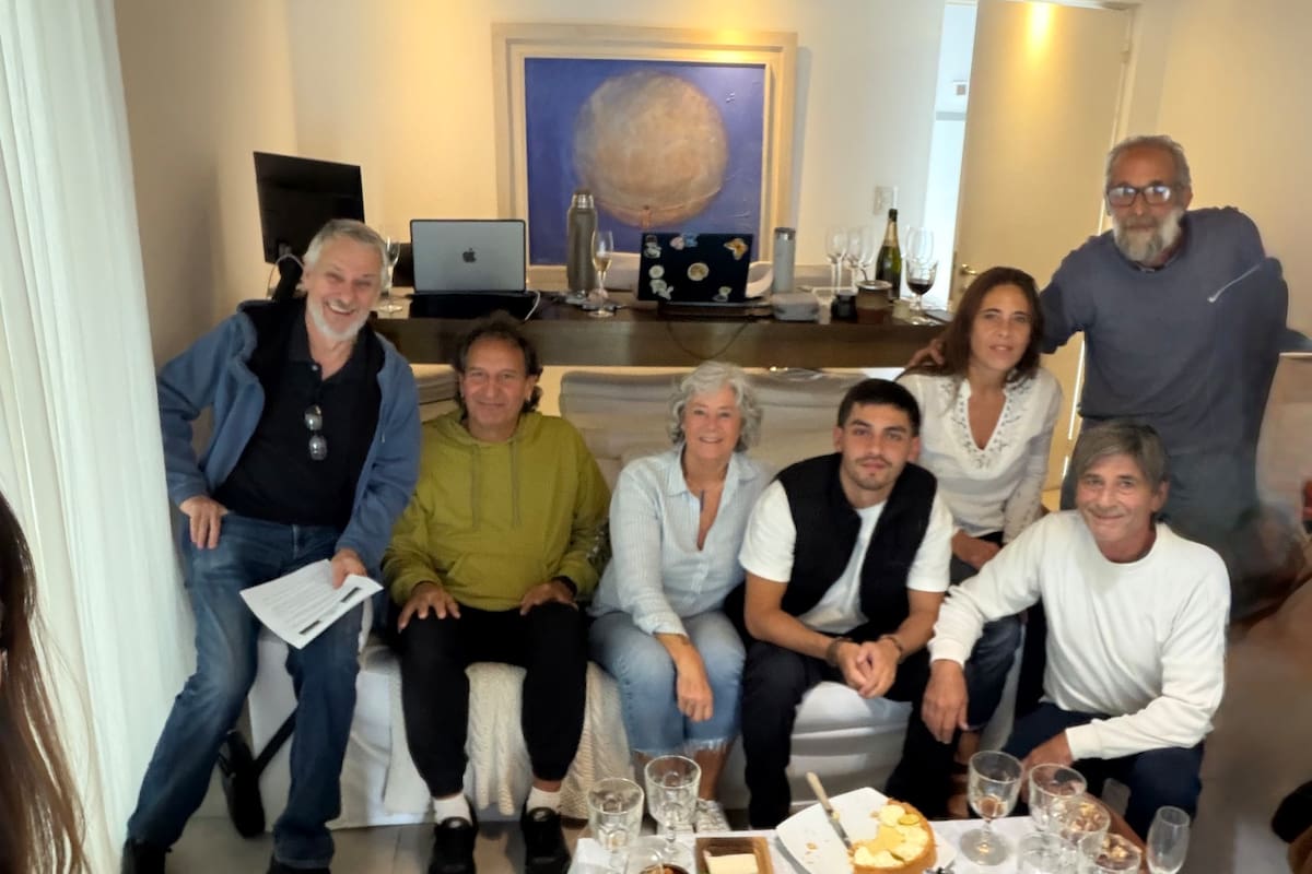 Cecilia Molina y todo el equipo, con algunos artistas