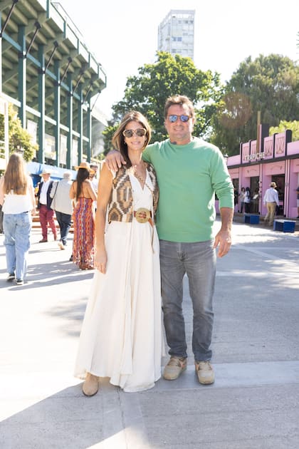 Cecilia Pińeyrua y Pacho Amespil, capitán de polo de Jockey Club.