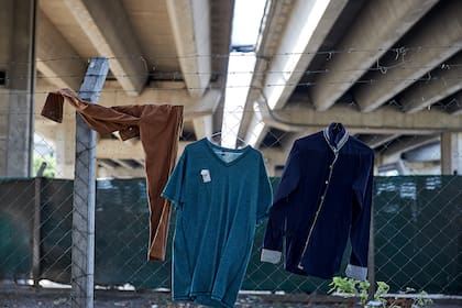 Ropa colgada debajo del puente de Libertador y 9 de Julio