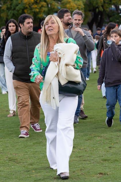Cecilia Rodríguez Piola de Pieres se acerca a felicitar a su hijo, Facundo.