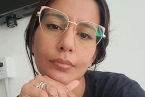 Cecilia Strzyzowski, con el anillo que le regaló César Sena cuando se casaron