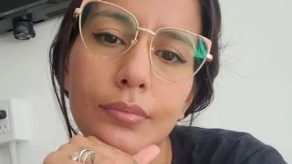 Cecilia Strzyzowski, con el anillo que le regaló César Sena cuando se casaron